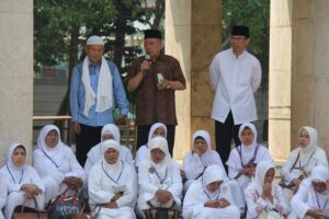 KH. Hudrin Habullah memimpin do'a sesaat setelah rangkaian kegiatan manasik haji di Komplek Manasik Haji, Selasa (22/09)