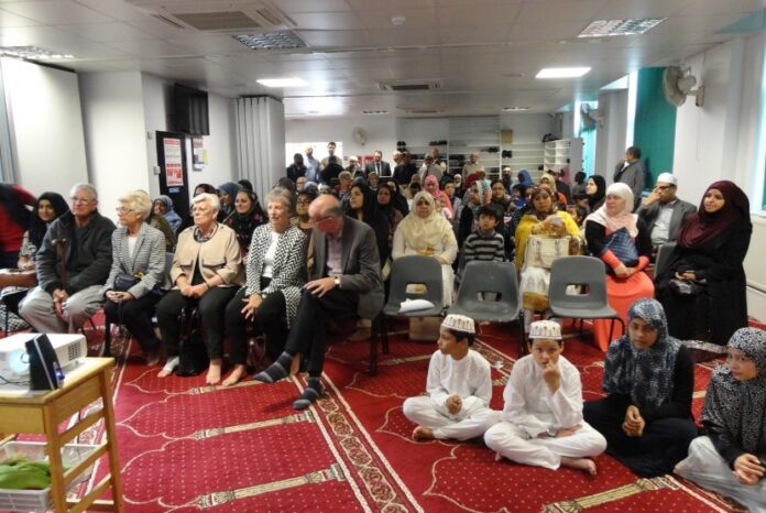 muslim-inggris-berkumpul-di-havering-islamic-culture-center-_151108164716-659