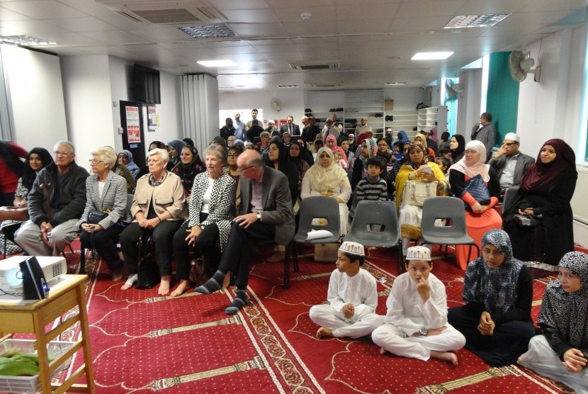 muslim-inggris-berkumpul-di-havering-islamic-culture-center-_151108164716-659