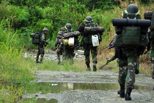 sejumlah-prajurit-tni-menyusuri-jalan-setapak-dalam-hutan-untuk-_160404210640-356