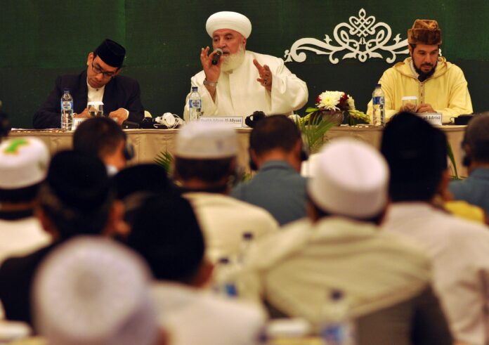 Ulama thoriqoh asal Suriah Syaikh Adnan Al-Afiyuni (tengah) menyampaikan materi pada acara Konferensi Ulama Thariqah di Hotel Santika Pekalongan, Jawa Tengah, Jumat (15/1).