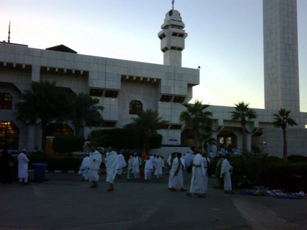 Masjid Tan'im di waktu sore menjelang maghrib