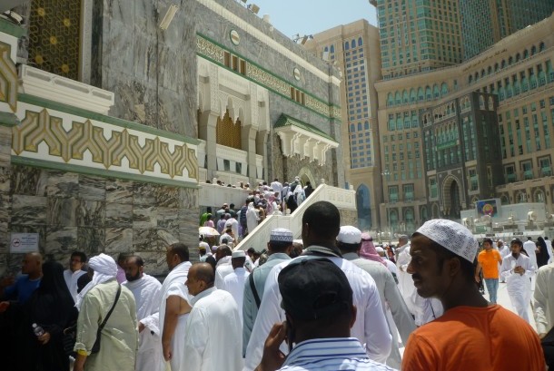 _jamaah-berbondong-bondong-berusaha-masuk-masjidil-haram-untuk-melakukan-shalat-_160814023910-592