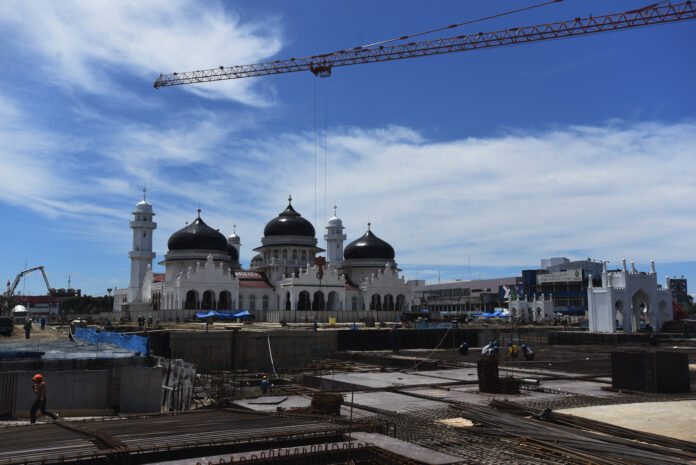 Pekerja menyelesaikan pembangunan proyek perluasan Masjid Raya Baiturrahman di Banda Aceh, Aceh, Kamis (14/4).