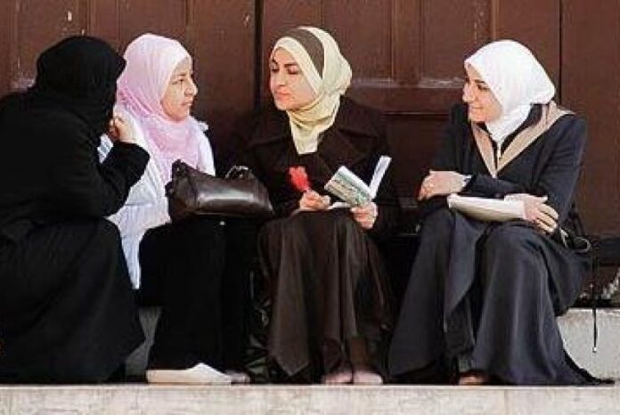 diskusi-antarmuslimah-di-inggris-_151130073702-321