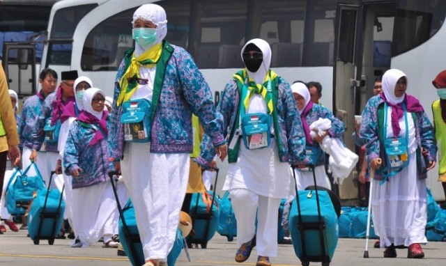 sejumlah-jamaah-calon-haji-berjalan-menuju-pesawat-saat-pemberangkatan-_150917152314-491-640x382