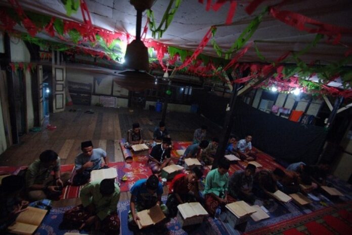 some-students-or-santris-study-in-a-classical-islamic-_130813042253-598