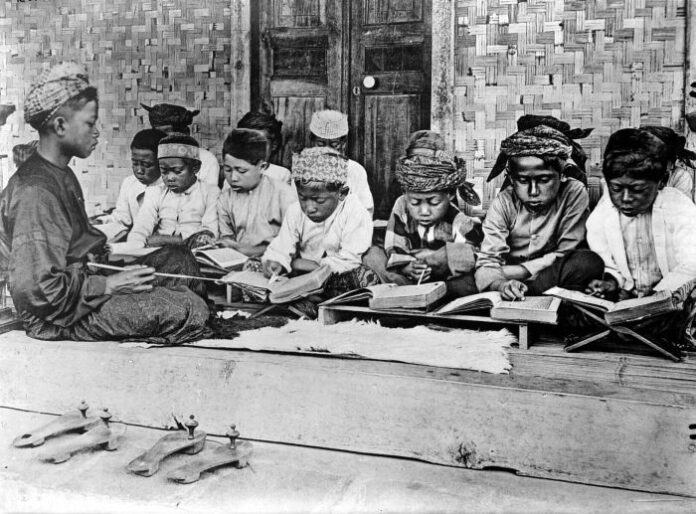 COLLECTIE_TROPENMUSEUM_Een_Koranschool_op_Java_TMnr_10002385