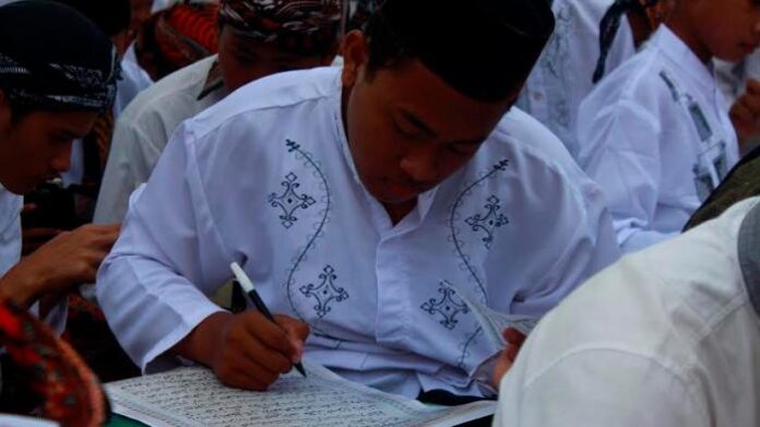 santri-qudsiyah-serentak-menulis-mushaf-alquran_20160802_185228