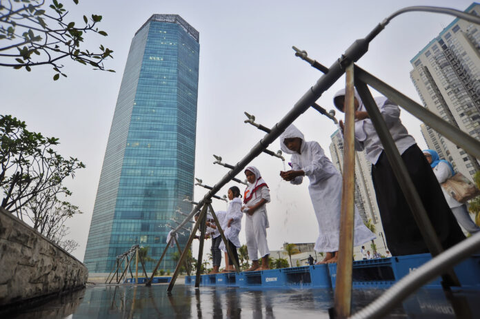 Sejumlah anak berwudhu usai berbuka puasa bersama yang diadakan Yayasan Agung Podomoro Land di Jakarta, Selasa (30/6).