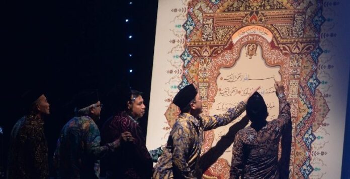 wakil-presiden-jusuf-kalla-membubuhkan-sentuhan-terakhir-pada-mushaf-_170222232832-545