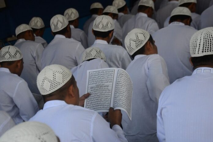 warga-binaan-membaca-alquran-pada-acara-gerakan-khatam-alquran-_170420135543-736
