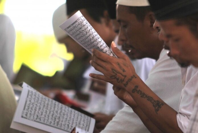 warga-binaan-membaca-alquran-saat-mengikuti-kegiatan-khatam-alquran-_170420135359-928