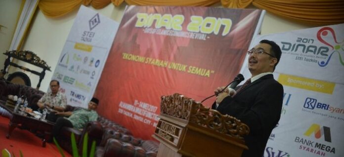 konsultan-keuangan-muhammad-syafi-i-antonio-memberikan-pemaparan-saat-menjadi-_170511154714-512