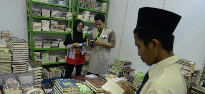 pengunjung-melihat-buku-islami-saat-pameran-buku-islami-_170503170417-764