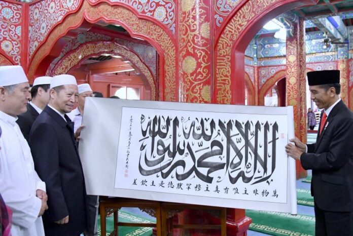 presiden-joko-widodo-menerima-cendera-mata-saat-mengunjungi-masjid-_170514230641-534