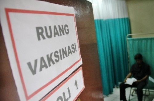 calon-jamaah-haji-mengantre-untuk-melakukan-suntik-vaksinasi-_140826173639-710