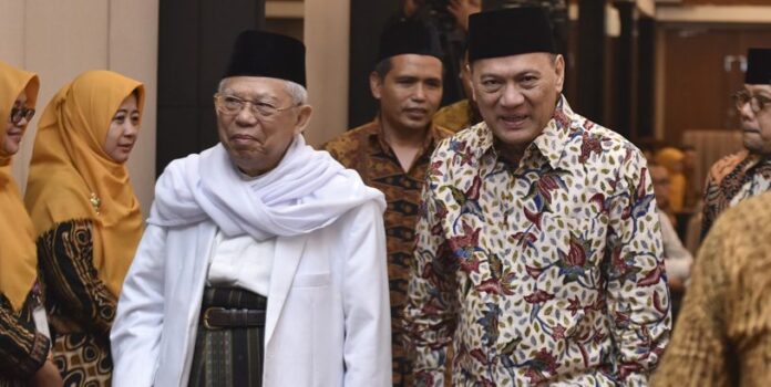Gubernur Bank Indonesia Agus Martowardojo (kanan) bersama Ketua Majelis Ulama Indonesia (MUI) Ma'ruf Amin menghadiri diskusi panel MUI dengan tema Peran Ekonomi Syariah dalam Arus Baru Ekonomi Indonesia di Gedung Bank Indonesia, Jakarta, Senin (24/7)