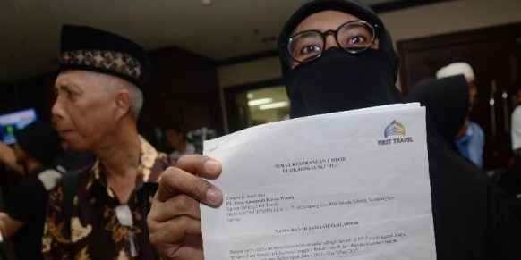 jamaah-menunjukkan-bukti-umrah-dari-first-travel-seusai-mediasi-_170524185939-310