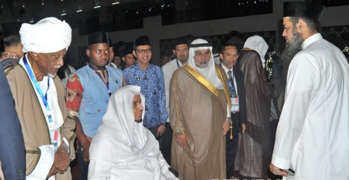 Ketua Dewan Pembina Yayasan Al Manarah Al Islamiyah Arab Saudi, Syaikh Khalid Al Hamudi (ketiga kiri), mantan Presiden Sudan, Abdel Rahman Swar Al-Dahab (kiri), Gubernur Sumbar Irwan Prayitno (keempat kiri), berbincang bersama ulama lainnya, pada pertemua