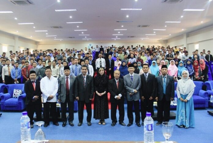 rektor-unida-gontor-prof-amal-fathullah-zarkasyi-memberikan-kenang-kenangan-_170711022536-137