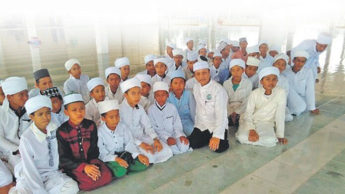 anggota-forsimas-bersama-para-hafiz_20170618_083354