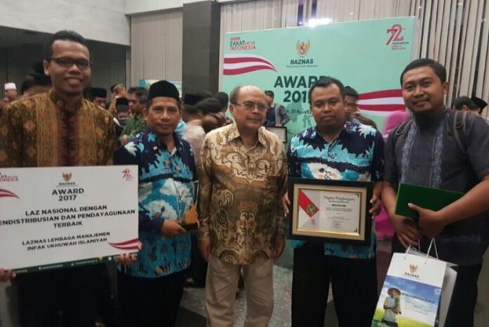 direktur-laznas-lmi-agung-heru-setiawan-kedua-dari-kiri-_170826151239-127