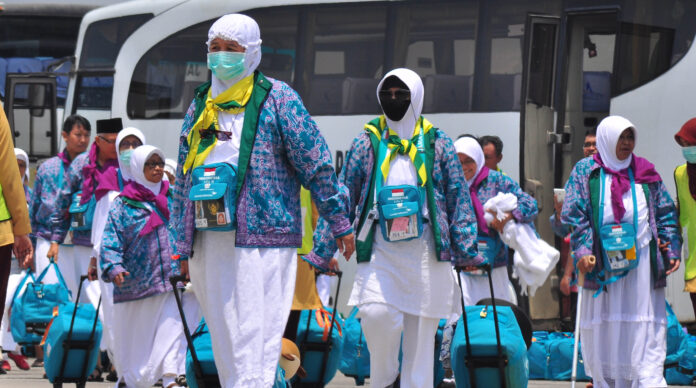Sejumlah jamaah calon haji berjalan menuju pesawat saat pemberangkatan kloter terakhir Embarkasi Boyolali di Bandara Adi Soemarmo, Boyolali, Jawa Tengah, Kamis (17/9).