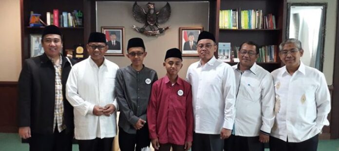 hafidz-muda-indonesia-muhammad-abdul-fakih-12-tahun-menerima-_171016142027-849