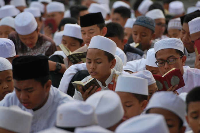 pondok-pesantren-tahfizh-daarul-qur-an-akan-menggelar-doa-bersama-_170908135830-845