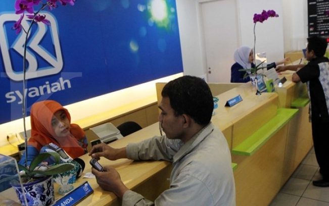 Petugas Melayani Nasabah di Bank BRI Syariah