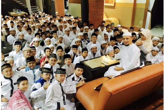 ustadz-muhammad-arifin-ilham-bersama-para-santri-pondok-pesantren-_170328212359-995