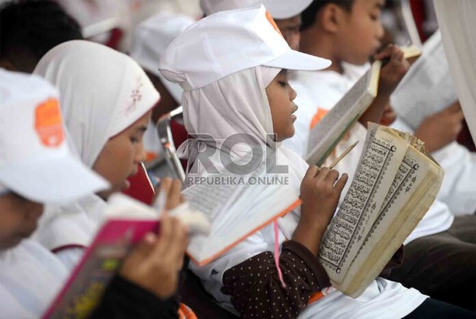 sejumlah-anak-yatim-mengikuti-khataman-alquran-yang-diadakan-_130708160357-383