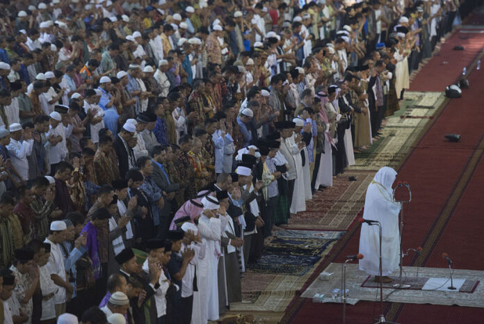 Imam Besar Masjidil Haram Makkah Al Mukarammah dan Masjid Nabawi Madinah Al Munawarrah, Syeikh Abdurrahman bin Abdul Aziz As-Sudais (kanan) menjadi imam dalam shalat Jumat di Masjid Istiqlal, Jakarta, Jumat (31/10)