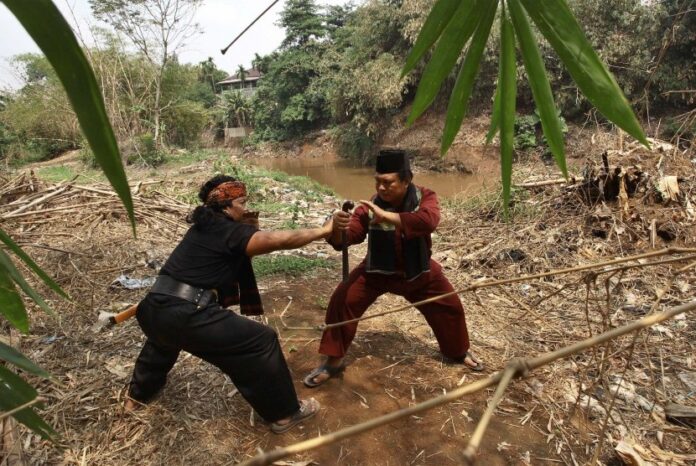 dua-pendekar-betawi-beraksi-pada-perayaan-hari-ciliwung-di-_151111132928-861