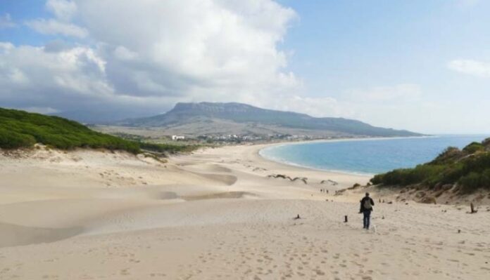 pantai-laut-jejak-kaki-pasir-spanyol-