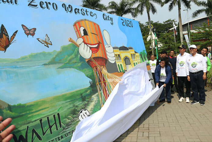 Menteri Lingkungan Hidup dan Kehutanan Siti Nurbaya (ketiga kanan) membuka kain penutup mural disaksikan Gubernur Sumut T Erry Nuradi (kedua kanan) dan Walikota Medan Dzulmi Eldin (kanan) saat memperingati Hari Bumi, di Medan, Sumatera Utara, Minggu (22/4