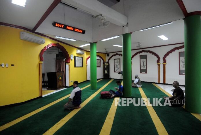umat-islam-saat-beribadah-di-masjid-lautze-sawah-besar-_180222141042-979