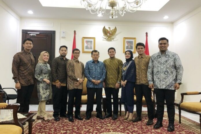 wakil-presiden-jusuf-kalla-dan-ketua-departemen-pemuda-dmi-_180306143402-632