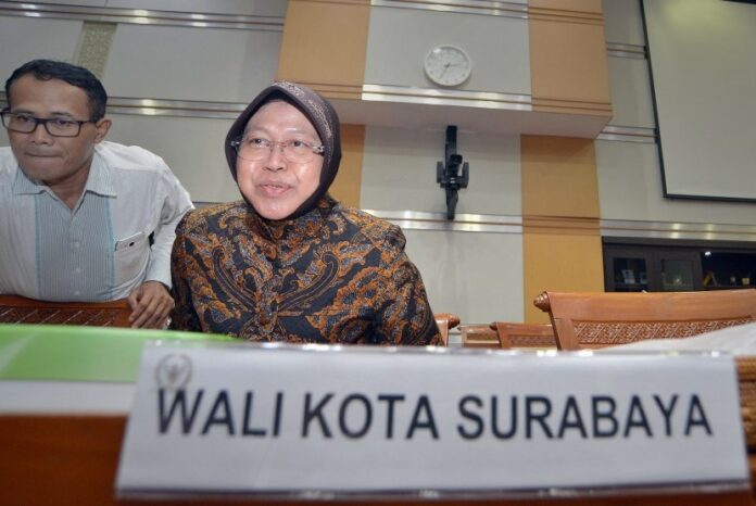 wali-kota-surabaya-tri-rismaharini-kanan-memaparkan-proses-pembangunan-_161129175723-290