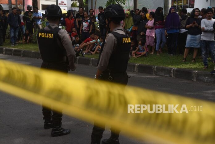 Polisi berjaga saat berlangsung penggeledahan di rumah terduga teroris di kawasan Dukuh Pakis,  Surabaya, Jawa Timur, Kamis (17/5)