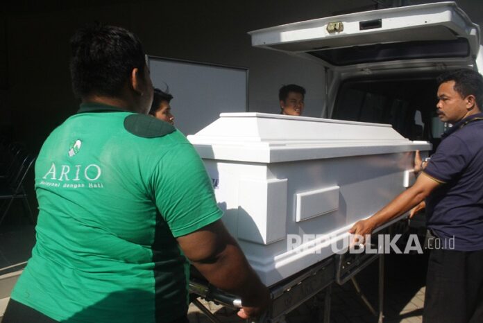 Pekerja mengangkat peti berisi jenazah  Mayawati, korban bom gereja Surabaya berada di Rumah Persemayaman Gotong Royong, Malang, Jawa Timur,