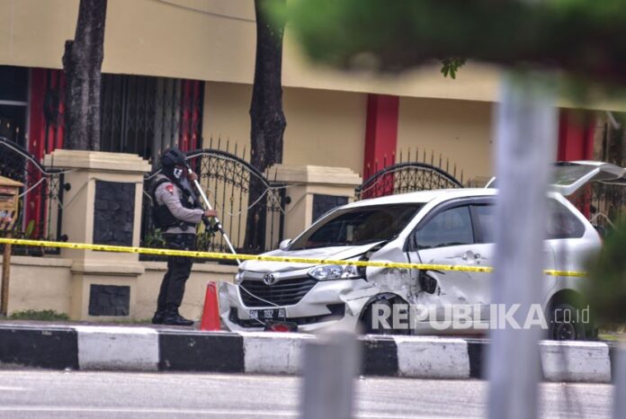 Petugas kepolisian memeriksa mobil minibus yang digunakan pelaku teror untuk menyerang Polda Riau, di Pekanbaru, Riau, Rabu (16/5)