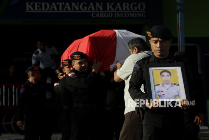 Sejumlah personel Brimob Polda NTT mengusung peti jenazah Bripka Pol Marhum Prencje yang menjadi korban penusukan pascakerusuhan di Mako Brimob Depok, saat tiba di Bandara El Tari Kupang,NTT (11/5).