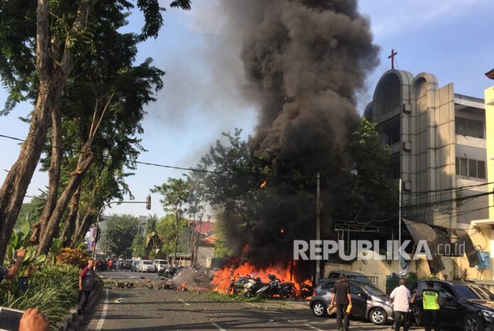 Sejumlah sepeda motor terbakar sesaat setelah terjadi ledakan di Gereja Pantekosta Pusat Surabaya (GPPS), Surabaya, Jawa Timur, Minggu (13/5)
