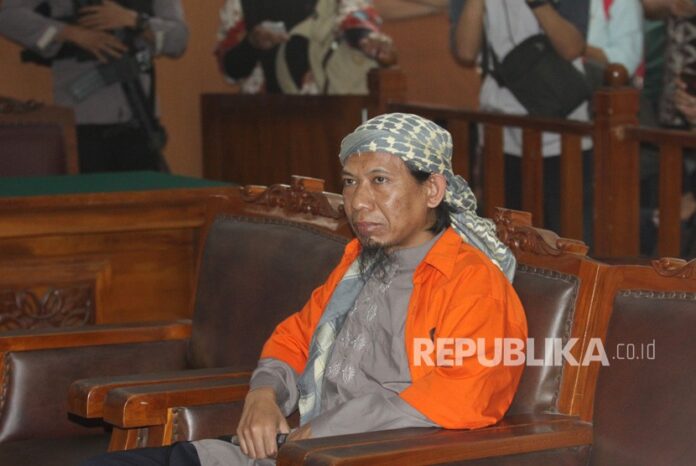 Terdakwa kasus dugaan teror bom Thamrin Aman Abdurrahman alias Oman (tengah) menjalani sidang perdana dengan agenda pembacaan dakwaan di PN Jakarta Selatan, Jakarta, Kamis (15/2)