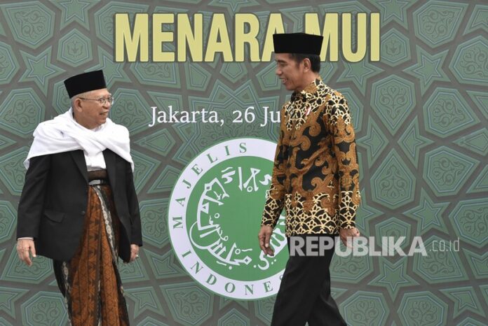 Presiden Joko Widodo (kanan) bersama Ketua Umum Majelis Ulama Indonesia (MUI) Maruf Amin menuju tempat peletakan batu pertama proyek pambangunan Menara MUI di Bambu Apus, Jakarta, Kamis (26/7).