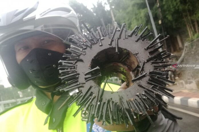 relawan saber paku di jalan