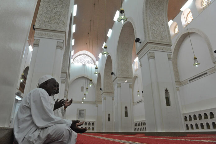 Dua jamaah berdoa usai Sahalt Zuhur di Masjid Kiblat Tain (Dua Kiblat) di Madinah, Arab Saudi, Selasa (23/11