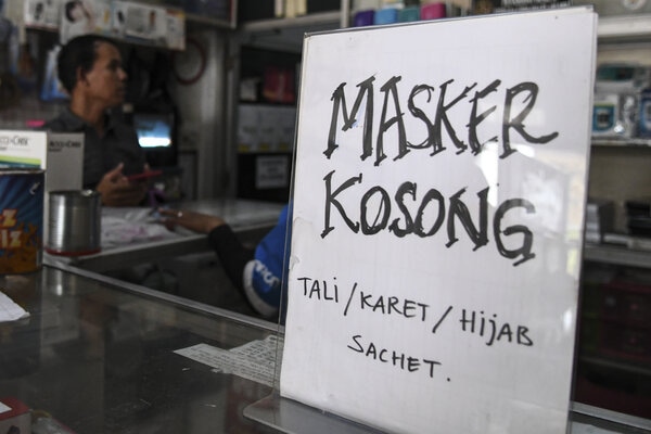 Pengumuman stok masker kosong terpasang disalah satu toko alat kesehatan di Palembang, Sumatera Selatan, Selasa (3/3/2020).